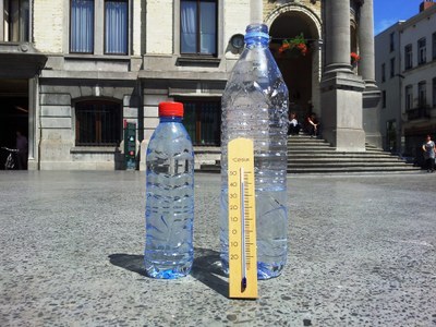 Fles water hittegolf