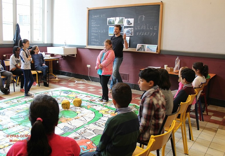 Kinderen die een groot ganzenspel spelen